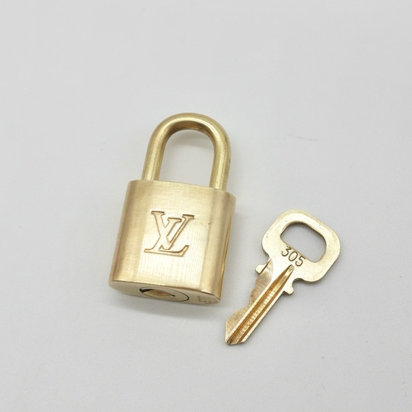 🍓LV Lock and Key #305 - Picture 2 of 3